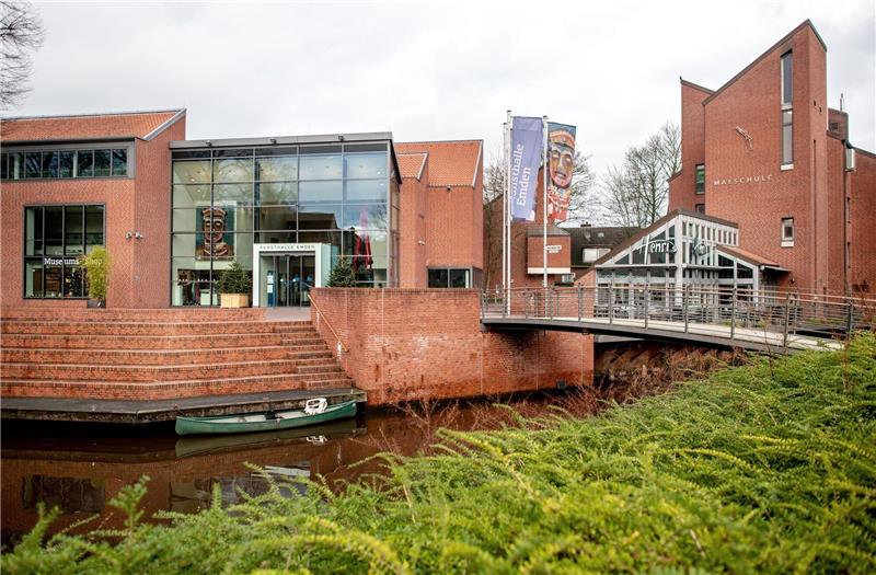 „HIER BIN ICH!” Kunsthalle zeigt Künstlerinnenselbstporträts Der gläserne Eingang zur Kunsthalle Emden.