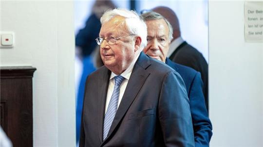 „Der gleiche Rechtsstaat, der Olearius nun vor einem Verfahren schützt, dem er nicht mehr gewachsen ist, hätte ihn schon früher entschlossen anklagen müssen“, sagt der frühere Grünen-Bundestagsabgeordnete und jetzige Vorstand der Bürgerbewegung Finanzwende, Gerhard Schick.