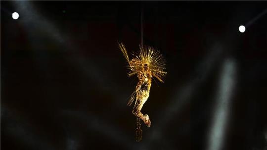 Der goldene Besucher schwebt bei der olympischen Schlussfeier ins Stade de France.