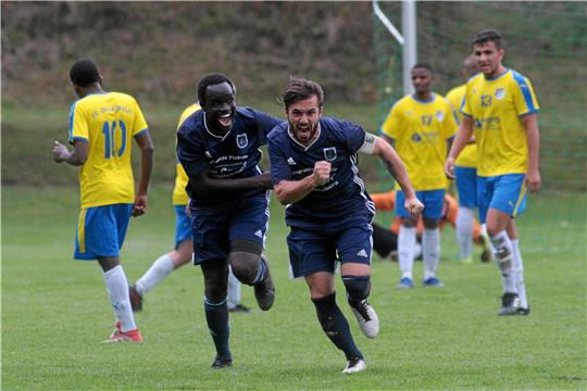 Der goldene Moment: Kapitän Lennart Pichler schreit die Freude über seinen Treffer zum 1:0 heraus, Noah Kilama ist erster Gratulant. Bedröppelte Mienen herrschen hingen beim FC Zellerfeld. Foto: Gietemann