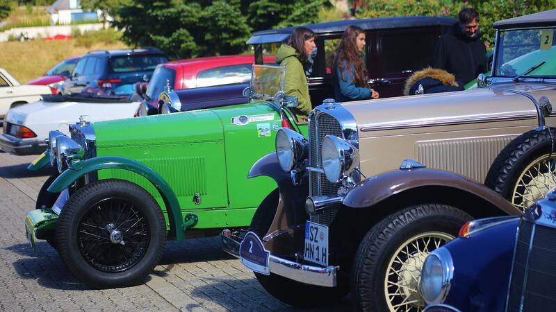 Traditionelle Oldtimerausfahrt macht in St. Andreasberg Station Der graue Pontiac Big Six Convertible, Baujahr 1931, aus Salzgitter, dahinter ein Talbot London 90 AV, Baujahr 1933: Es sind bei der Oldtimer-Ausfahrt auch viele richtig alte Autos dabei.