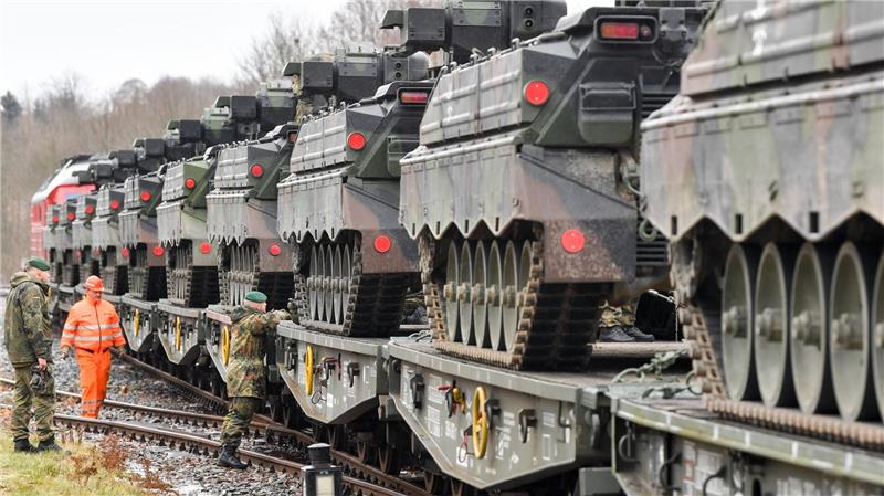 Der grenzüberschreitende Transport von schwerer Ausrüstung bereit Militärplanern oft Sorgen - die EU-Kommission will Schwierigkeiten nun angehen. (Archivbild) 