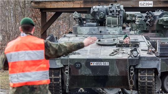 Der grenzüberschreitende Transport von schwerer Ausrüstung bereitet Militärplanern oft Sorgen - die EU-Kommission will Schwierigkeiten nun angehen. (Archivbild)