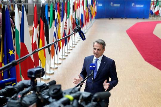 Der griechische Ministerpräsident Kyriakos Mitsotakis steht in Brüssel Medienvertretern Rede und Antwort.