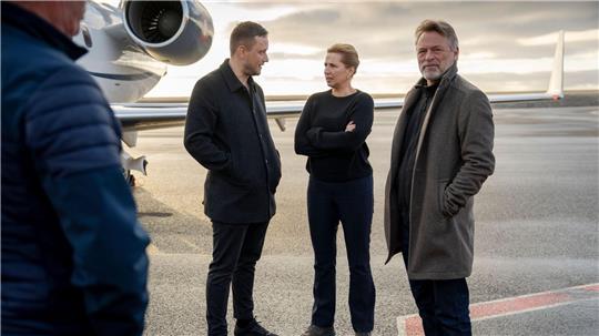 Der grönländische Regierungschef Jens-Frederik Nielsen (links) begrüßte die dänische Ministerpräsidentin Mette Frederiksen und ihren Ehemann Bo Tengberg am Dienstagabend in Nuuk.