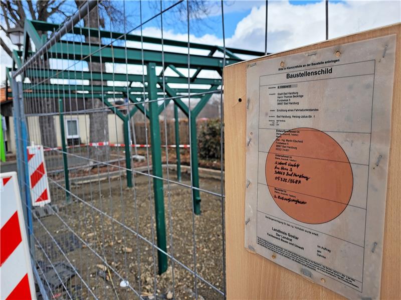 Der größte Absteller am Bahnhof ist optisch den dortigen Wartehäuschen angepasst und als einziger nicht begrünt. Mittlerweile sind laut Stadt seine Seiten verglast. Foto: Exner