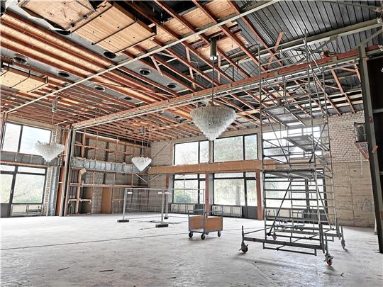 Der große Ballsaal ist bereits halb auseinandergerissen. Dennoch wartet auch dort noch viel Arbeit auf die Abriss-Experten. Foto: Schlegel