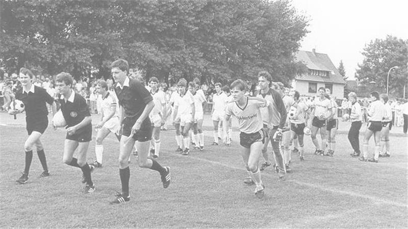 Vor 40 Jahren: Der große Tag des VfR Langelsheim Der große Moment: Armin Wagner führt als 20-Jähriger den VfR Langelsheim auf den Rasen. Schiedsrichter Michael Malbranc (2.v.l.) wird schon in der Anfangsphase der Partie zum Buhmann für den Anhang des Gastgebers.