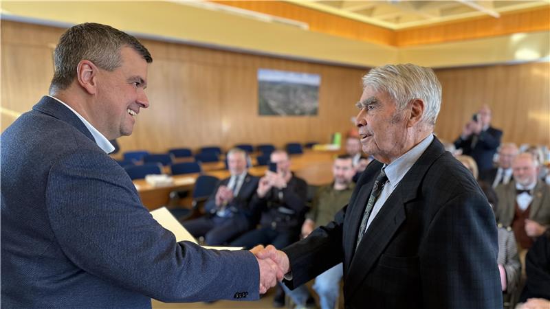 Der große Moment: Dr. Alexander Saipa gratuliert Horst Woick und überreicht ihm das Bundesverdienstkreuz.