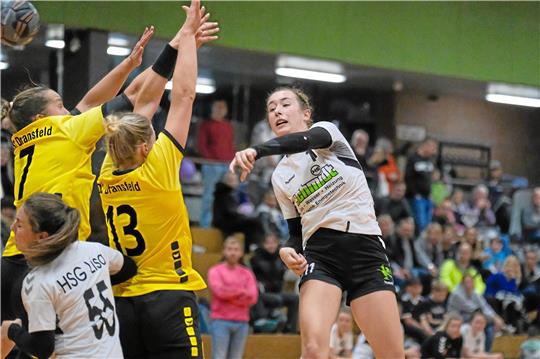 Der große Saisonauftakt in der heimischen Halle geht verloren: Auch wenn Chiara Härtel (re.) fünf Treffer gegen den SC Dransfeld erzielt, muss sich die HSG Liebenburg-Salzgitter mit 20:25 geschlagen geben. Foto: Drechsler