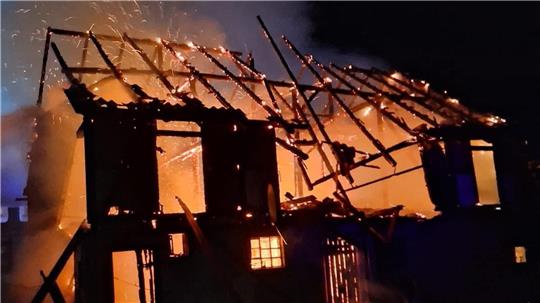 Der große Schuppen in Zorge brennt lichterloh.