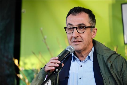 Der grüne Agrarminister Cem Özdemir stärkt Krabbenfischern den Rücken.