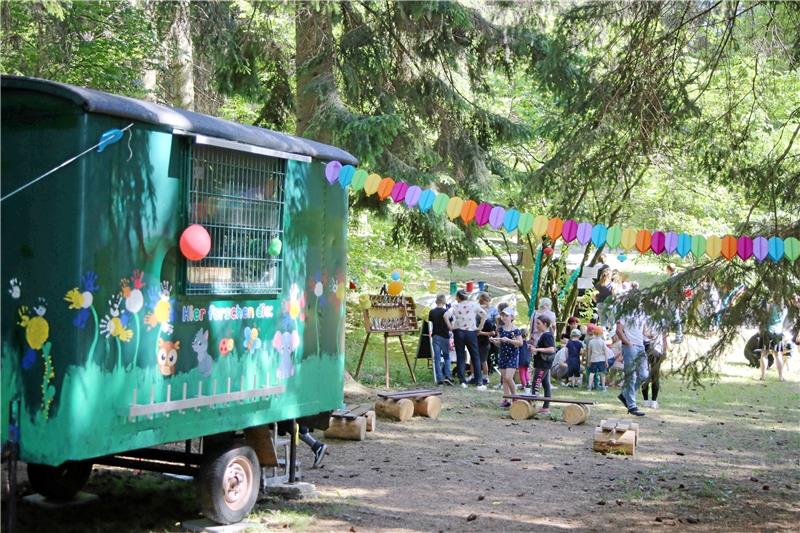 Der grüne Bauwagen, restauriert von den Eltern und Kita-Team und bemalt von den Kita-Kindern, ist seit Mittwoch eine Außenstelle der „Bodezwerge“ mitten im Kurpark.  Foto: Jung