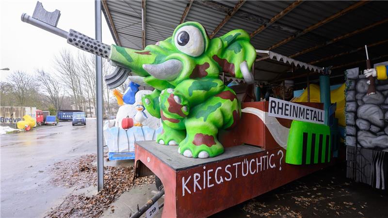 Mit Sicherheit politisch - der größte Karnevalszug im Norden Der grüne Elefant soll die Wandlung der Gesellschaft zum Thema Aufrüstung kritisieren.