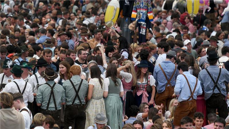 Der guten Stimmung in den Zelten tat die vorübergehende Schließung keinen Abbruch.