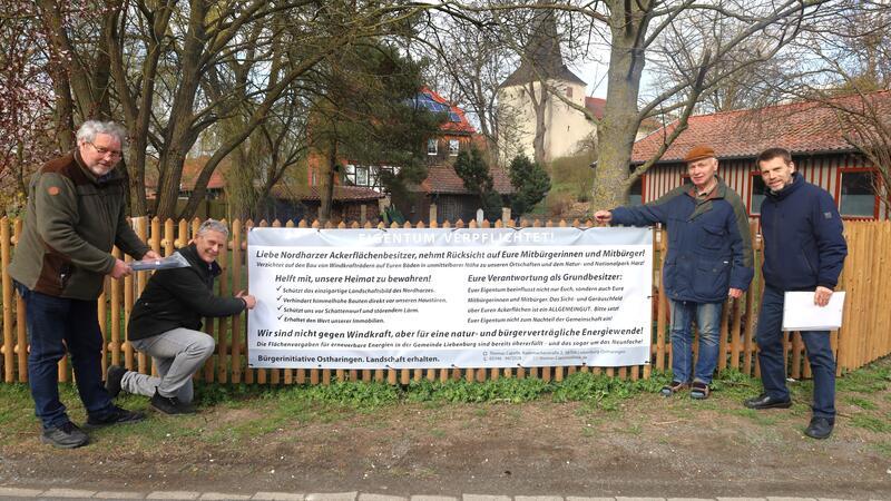 Der „harte Kern“ der neuen Bürgerinitiative gegen die Erweiterung des Windparks bei Ostharingen (v.l.): Jürgen Kollenrott, Holger Windmann, Siegfried Stein und Thomas Capelle.