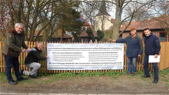 Der „harte Kern“ der neuen Bürgerinitiative gegen die Erweiterung des Windparks bei Ostharingen (v.l.): Jürgen Kollenrott, Holger Windmann, Siegfried Stein und Thomas Capelle.