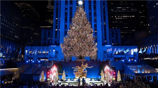 Der hell erleuchtete Weihnachtsbaum am Rockefeller Center gehört fest zum traditionellen Weihnachtsprogramm der Millionenmetropole New York. 
