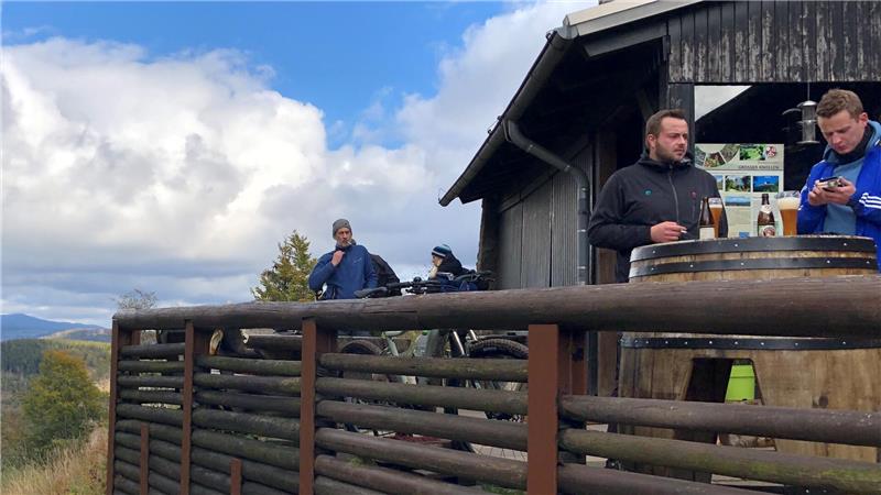 Der herbstliche Große Knollen mit seiner Ausflugsgaststätte ist das Ziel einer 30 Kilometer langen Wanderung, die demnächst die Braunlage-Tourismus-Marketing-Gesellschaft anbietet.