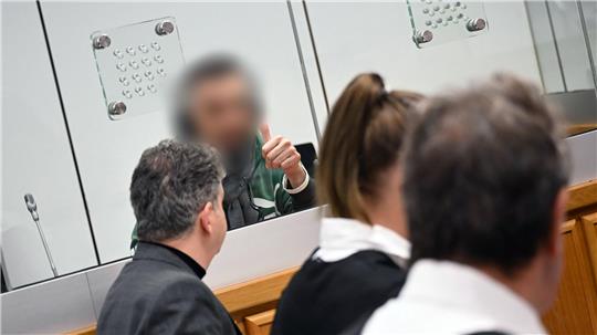 Der hinter einer Glaswand sitzende Unterstützer der Hisbollah wurde zu einer mehrjährigen Haftstrafe verurteilt. (Archivbild)