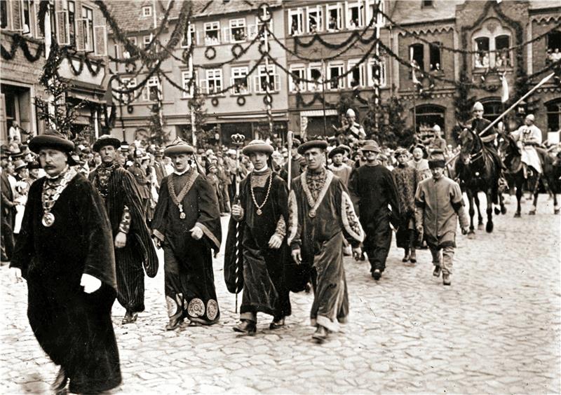 Der historische Festumzug zur Tausendjahrfeier der Stadt Goslar 1922 war ein großer Glanzpunkt. Das Kaiserpaar wird 2022 mit von der Partie sein. Foto: Stadtarchiv Goslar