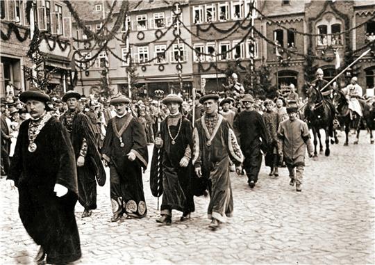 Der historische Festumzug zur Tausendjahrfeier der Stadt Goslar 1922 war ein großer Glanzpunkt. Das Kaiserpaar wird 2022 mit von der Partie sein. Foto: Stadtarchiv Goslar
