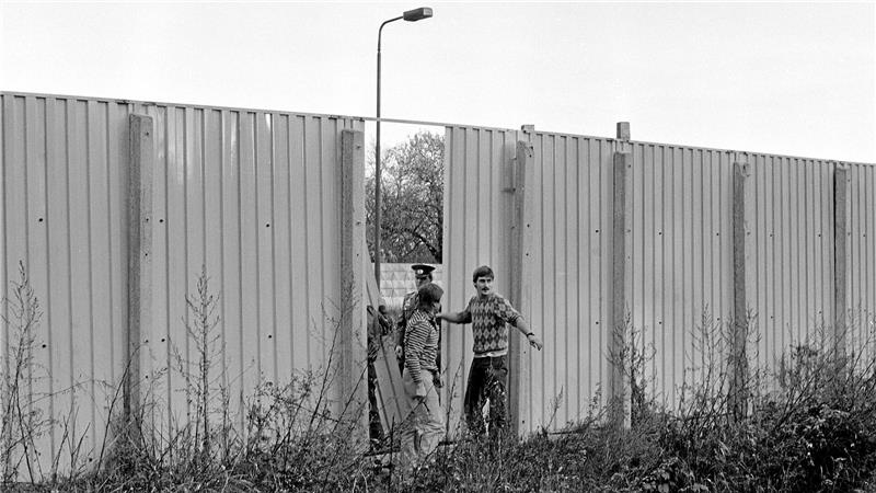 Der historische Moment: Peter Röhling (r.) und Norbert Heindorf öffnen am 11. November 1989 mutig den Grenzzaun. 