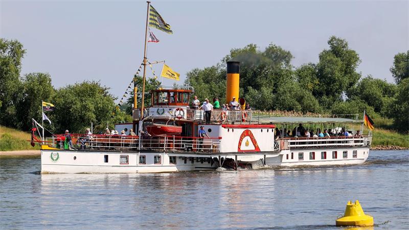 Der historische Raddampfer „Kaiser Wilhelm“ gerät auf der Elbe auf eine Sandbank. (Archivbild)