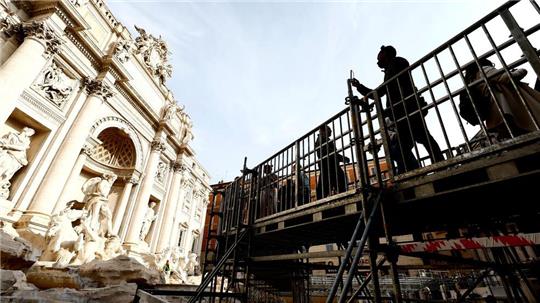 Der hufeisenförmige Steg  führt Besucher vorbei an der Fassade aus Marmor und Travertin.