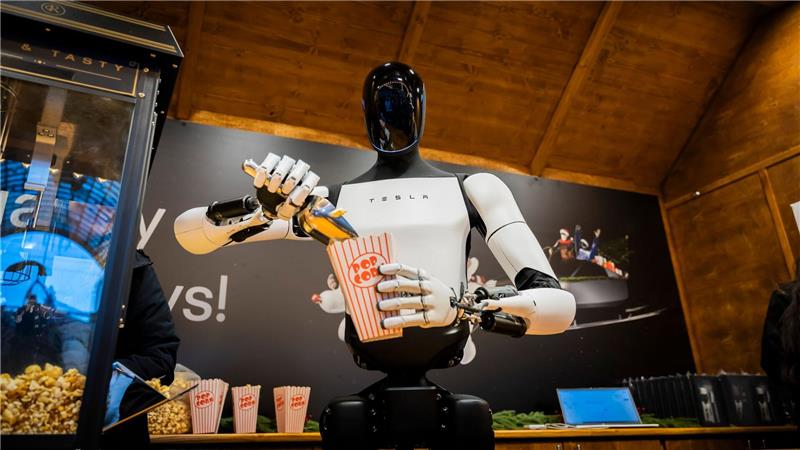 Der humanoide Roboter „Optimus“ von Tesla verteilt bei seiner Vorstellung in Berlin Popcorn.