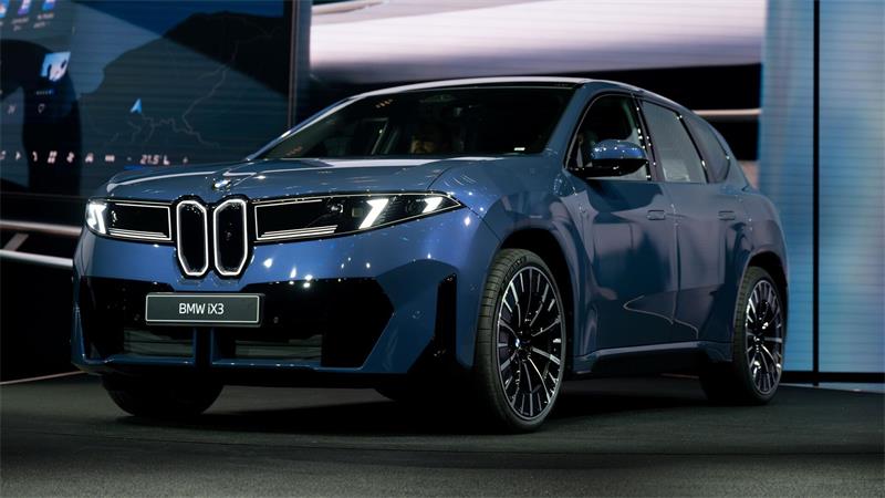 Der iX3 ist das erste Serienfahrzeug der Neuen Klasse. Nach ihrer Entwicklung will BMW auch die Entwicklungskosten senken. (Archivbild)