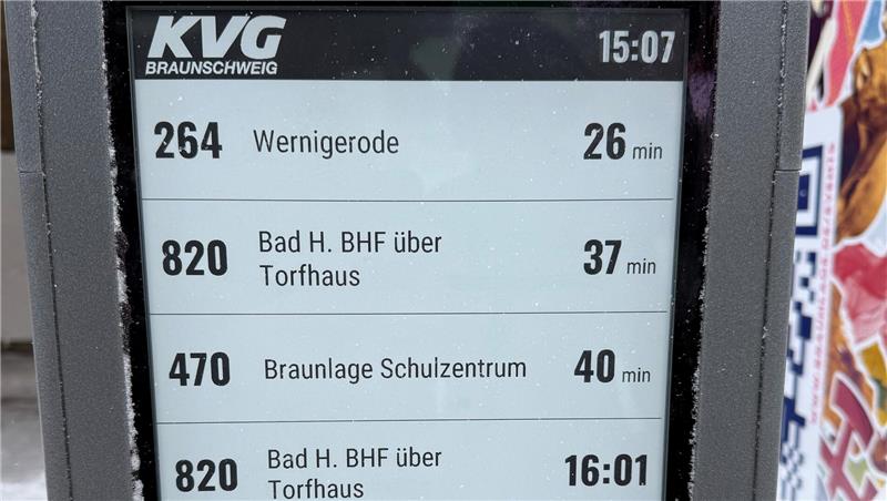 Das Bild zeigt eine digitale Tafel mit den Abfahrtszeiten verschiedener Buslinien in Braunlage.
