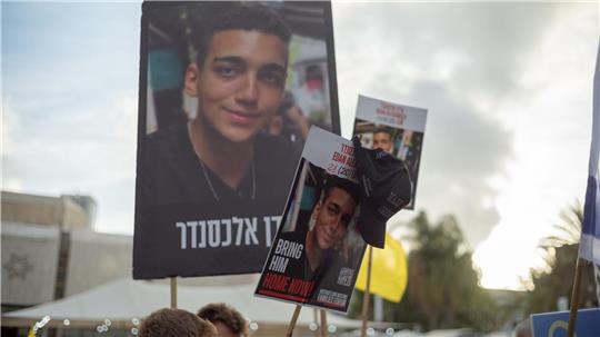 Der im Mai von der Terrororganisation Hamas nach 584 Tagen als Geisel im Gazastreifen freigelassene Israeli Edan Alexander hat angekündigt, erw wolle erneut in die Armee eintreten.