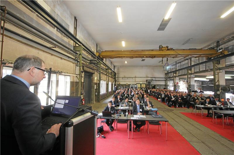 Der im vergangenen Jahr verstorbene Geschäftsführer Arne Manzke (links) begrüßte vor sechs Jahren die Teilnehmer des 10. Symposiums, der damals noch als Uhlig Rohrbogen firmierenden GmbH in der Schlosserei des Weltkulturerbes Rammelsberg. Angemeldet haben sich in diesem Jahr rund 190 Gäste für die Veranstaltung, die das Langelsheimer Unternehmen erstmals im Jahr 1998 anbot. Archivfoto: Gereke