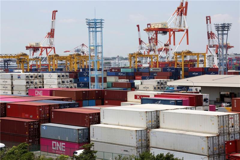Japans Wirtschaft geringer gewachsen als erwartet Der in Yokohama südlich von Tokio. Ein unerwartet starker Rückgang der Investitionen wie auch der Verbraucherausgaben trüben die Aussichten der vor Deutschland drittgrößten Volkswirtschaft der Welt.