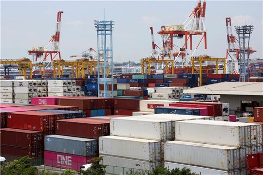 Der in Yokohama südlich von Tokio. Ein unerwartet starker Rückgang der Investitionen wie auch der Verbraucherausgaben trüben die Aussichten der vor Deutschland drittgrößten Volkswirtschaft der Welt.