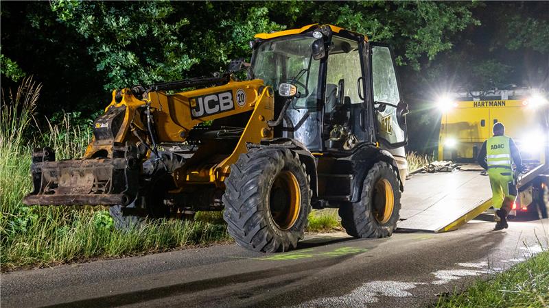 Halberstadt: Dreijähriges Kleinkind stirbt bei Radlader-Unfall Der in den Unfall verwickelte Radlader wird abgeschleppt. (Symbolbild)