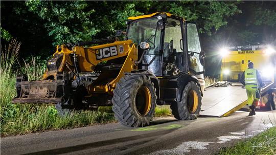 Halberstadt: Dreijähriges Kleinkind stirbt bei Radlader-Unfall Der in den Unfall verwickelte Radlader wird abgeschleppt. (Symbolbild)