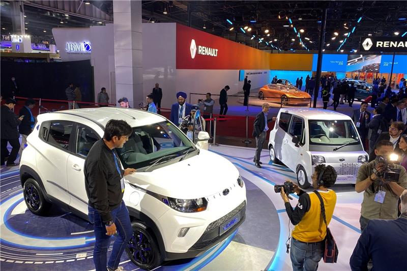 VW und Mahindra & Mahindra einigen sich auf Lieferpakt Der indische Hersteller Mahindra zeigt 2020 auf einer Messe das E-Auto E-Kuv100 (l.).
