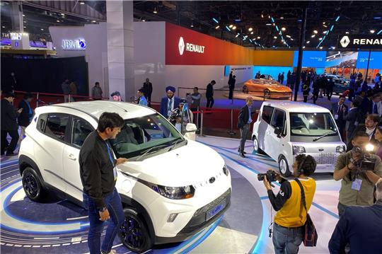 Der indische Hersteller Mahindra zeigt 2020 auf einer Messe das E-Auto E-Kuv100 (l.).