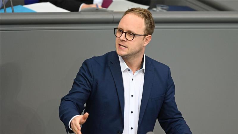 Der innenpolitische Sprecher der Grünen-Bundestagsfraktion, Marcel Emmerich, fordert die Bundesregierung auf, ein umfassendes Gewaltschutzprogramm für Beschäftigte des öffentlichen Dienstes aufzulegen. (Archivbild)