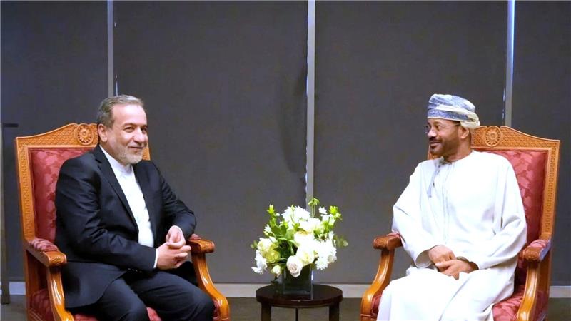 Iran und USA wollen Atomgespräche fortsetzen Der iranische Außenminister Abbas Araghtschi (links) ist zu Atomverhandlungen mit den USA in die Hauptstadt des Oman gereist.