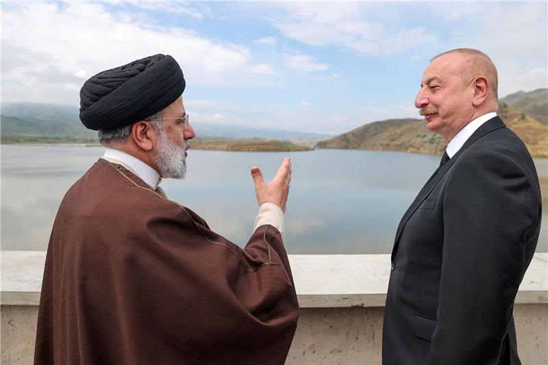 Helikopterunfall: Suche nach Irans Präsidenten Der iranische Präsident Ebrahim Raisi (l) und sein aserbaidschanischer Amtskollege Ilham Aliyev bei der Einweihung des Staudamms von Qiz Qalasi an der iranisch-aserbaidschanischen Grenze.