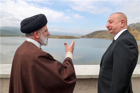 Der iranische Präsident Ebrahim Raisi (l) und sein aserbaidschanischer Amtskollege Ilham Aliyev bei der Einweihung des Staudamms von Qiz Qalasi an der iranisch-aserbaidschanischen Grenze.
