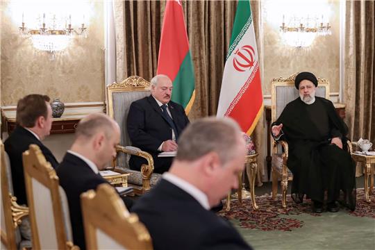 Der iranische Präsident Ebrahim Raisi (r) empfängt den belarussischen Machthaber Alexander Lukaschenko im Saadabad-Palast.