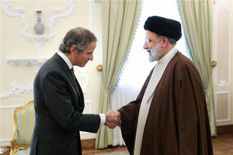Iran stimmt genaueren Atominspektionen zu Der iranische Präsident Ebrahim Raisi (r) und Rafael Mariano Grossi, Generaldirektor der Internationalen Atomenergie-Organisation (IAEO) zu Beginn ihres Treffens im Präsidialamt in Teheran.