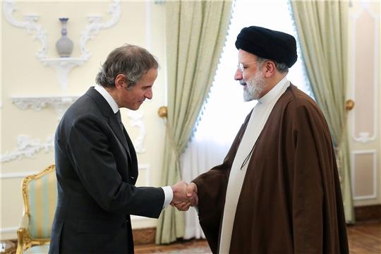Der iranische Präsident Ebrahim Raisi (r) und Rafael Mariano Grossi, Generaldirektor der Internationalen Atomenergie-Organisation (IAEO) zu Beginn ihres Treffens im Präsidialamt in Teheran.