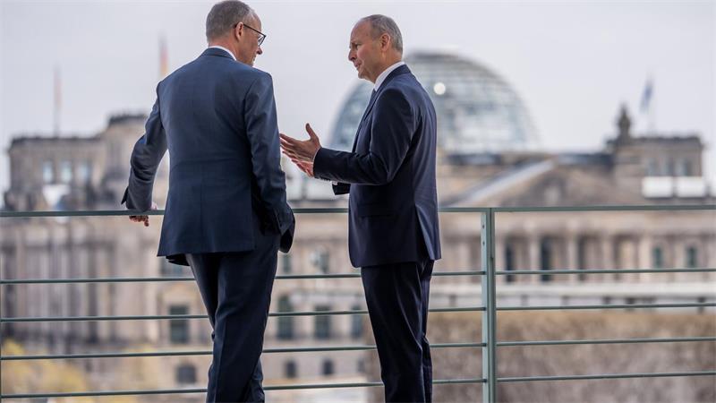Irland übernimmt EU-Ratsvorsitz in stürmischer Zeit Der irische Regierungschef Micheál Martin (r) wird während der Ratspräsidentschaft zu einem Sondergipfel einladen. Hier ist er mit Kanzler Merz in Berlin zu sehen. (Archivbild)