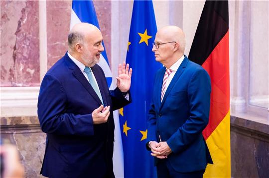 Der israelische Botschafter Ron Prosor (l) im Gespräch mit Hamburgs Erstem Bürgermeister Peter Tschentscher.