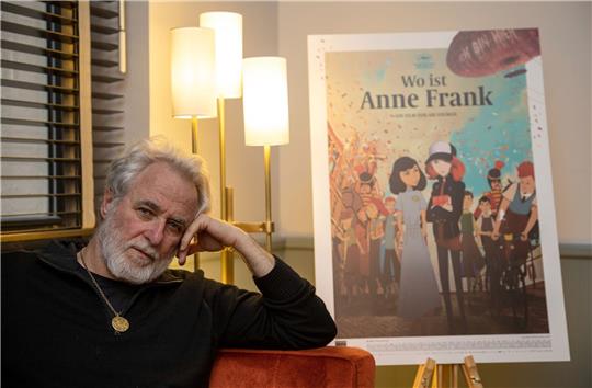 Der israelische Regisseur Ari Folman vor einem Plakat seines neuen Films «Wo ist Anne Frank».